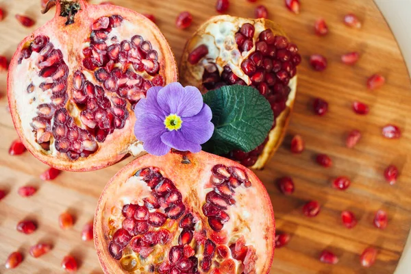 Pomegranate Fruit Wooden Board Closeup Shot — Stock Photo, Image