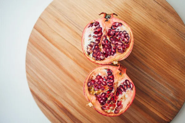 Pomegranate Fruit Wooden Board Closeup Shot — Stock Photo, Image