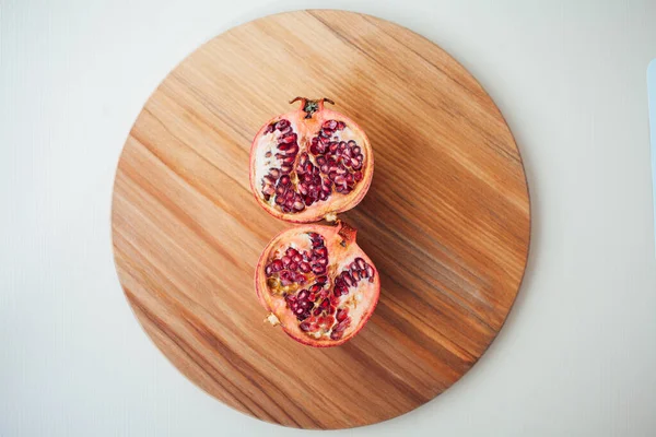 Grenade Fruits Sur Une Planche Ronde Bois Gros Plan — Photo