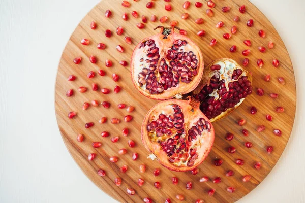 Grenade Fruits Sur Une Planche Ronde Bois Gros Plan — Photo