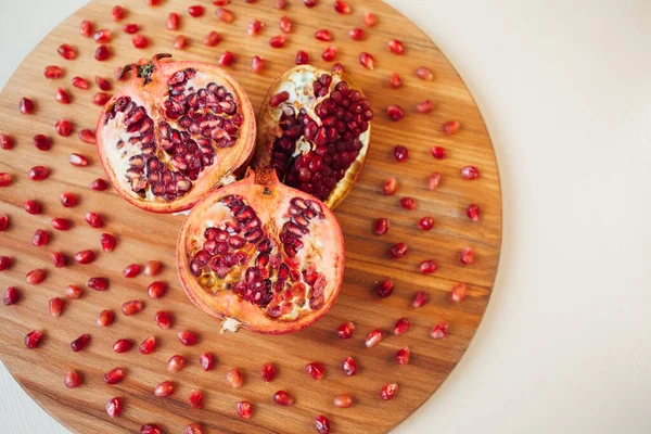 Grenade Fruits Sur Une Planche Ronde Bois Gros Plan — Photo