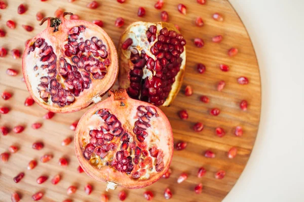 Granaatappel Fruit Een Ronde Houten Plank Close Shot — Stockfoto