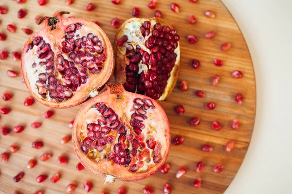 Grenade Fruits Sur Une Planche Ronde Bois Gros Plan — Photo