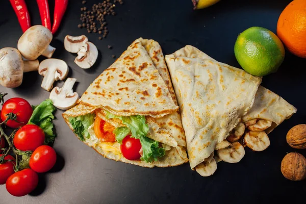 Koyu arkaplanda malzemeler olan Fransız gözlemeleri. 