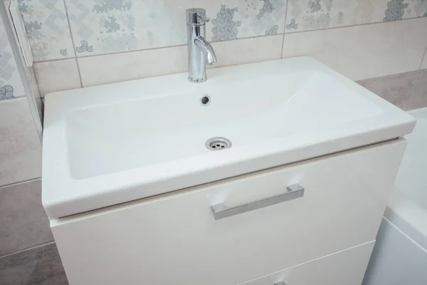 Lavabo Bagno Moderno Con Rubinetto Cromato Piastrelle Grigie — Foto Stock