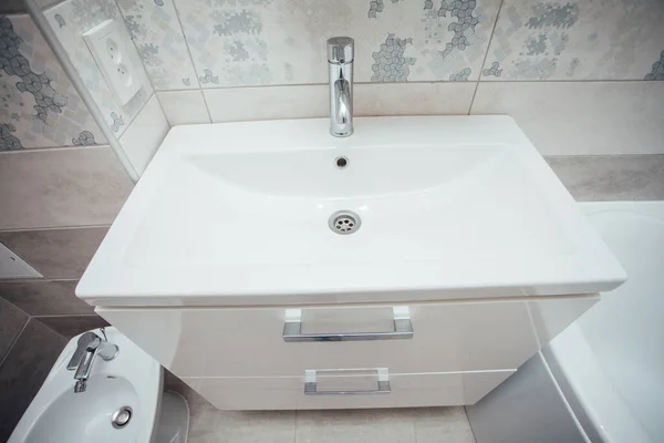現代のバスルーム洗面台付きクロム蛇口とグレーのタイル張り — ストック写真