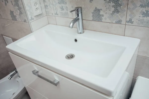 Moderne Badkamer Wastafel Met Chromen Kraan Grijze Tegels — Stockfoto
