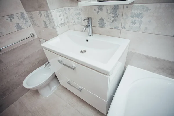 Lavabo Bagno Moderno Con Rubinetto Cromato Piastrelle Grigie — Foto Stock