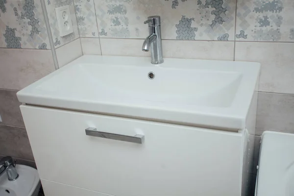 Moderne Badkamer Wastafel Met Chromen Kraan Grijze Tegels — Stockfoto
