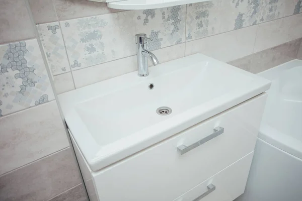 Lavabo Bagno Moderno Con Rubinetto Cromato Piastrelle Grigie — Foto Stock