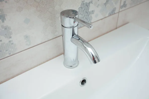 带有铬水龙头和灰色滴定的现代洗澡盆 — 图库照片