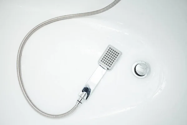 Silber Handbrause Mit Schlauch Fließendes Wasser Isoliert Auf Weißem Hintergrund — Stockfoto
