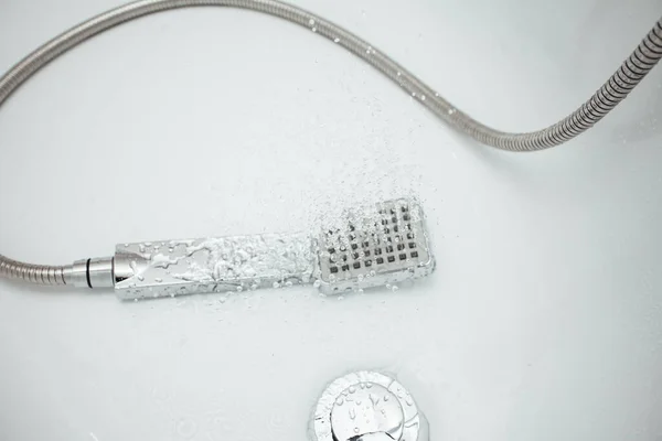Silber Handbrause Mit Schlauch Fließendes Wasser Isoliert Auf Weißem Hintergrund — Stockfoto