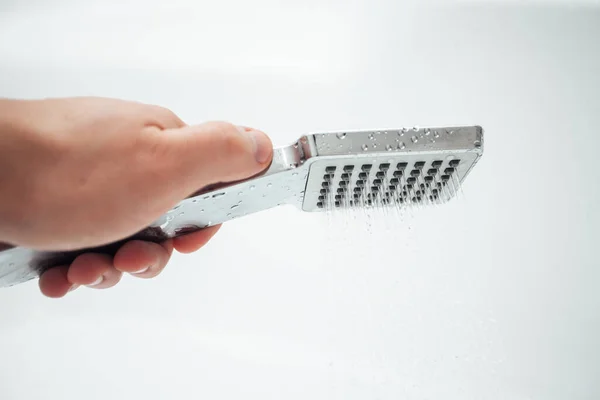 Mão Masculina Segurando Chuveiro Contra Parede Branca Banheiro Close Tiro — Fotografia de Stock