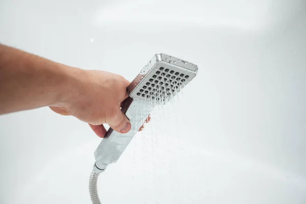 Männliche Hand Hält Dusche Gegen Weiße Wand Badezimmer Nahaufnahme — Stockfoto