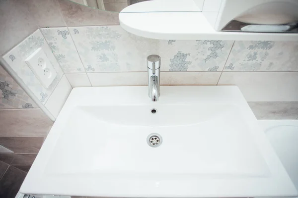 Modern Bathroom Wash Basin Chrome Faucet Gray Tiling ロイヤリティフリーのストック写真