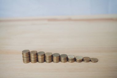 Bozuk paralar büyümeyi hızlandırır, tasarruf ederiz. Finansal iş yatırımını kavra