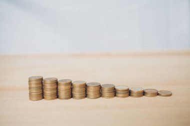 Bozuk paralar büyümeyi hızlandırır, tasarruf ederiz. Finansal iş yatırımını kavra