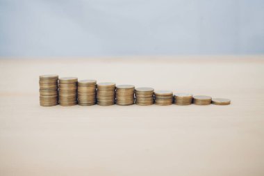 Bozuk paralar büyümeyi hızlandırır, tasarruf ederiz. Finansal iş yatırımını kavra