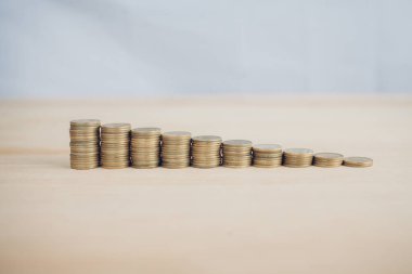 Bozuk paralar büyümeyi hızlandırır, tasarruf ederiz. Finansal iş yatırımını kavra