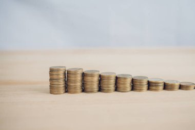 Bozuk paralar büyümeyi hızlandırır, tasarruf ederiz. Finansal iş yatırımını kavra