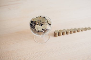 Bozuk paralı camlar büyüyen büyümeyi hızlandırıyor. Finansal iş yatırımını kavra