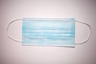 Beyaz arka plan üzerinde izole tek kullanımlık yüz maskesi