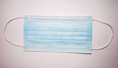 Beyaz arka plan üzerinde izole tek kullanımlık yüz maskesi