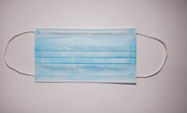 Beyaz arka plan üzerinde izole tek kullanımlık yüz maskesi