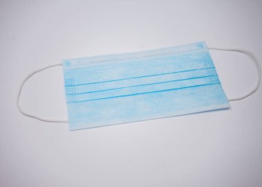 Beyaz arka plan üzerinde izole tek kullanımlık yüz maskesi