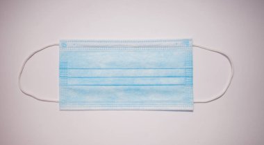 Beyaz arka plan üzerinde izole tek kullanımlık yüz maskesi