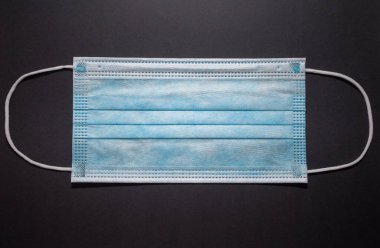 Gri arkaplanda tek kullanımlık yüz maskesi