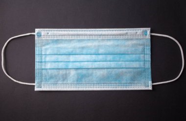 Gri arkaplanda tek kullanımlık yüz maskesi