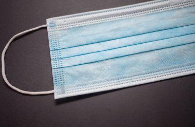 Gri arkaplanda tek kullanımlık yüz maskesi