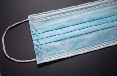 Gri arkaplanda tek kullanımlık yüz maskesi
