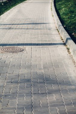 Demir kanalizasyon kapağı ya da bir caddeye dere kapağı atın.