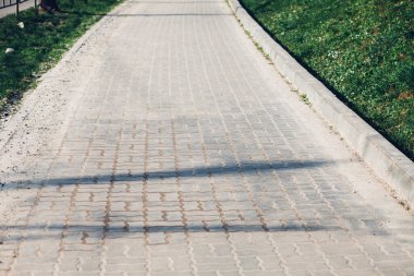 Değişik renklerde taşlar, parkta yürüyüş yolu. 
