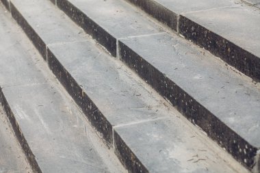 Sokak merdiveni ayrıntıları kaldırım taşlarıyla, gündüz vakti açık havada çekilmiş. 