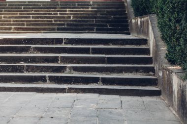 Sokak merdiveni ayrıntıları kaldırım taşlarıyla, gündüz vakti açık havada çekilmiş. 