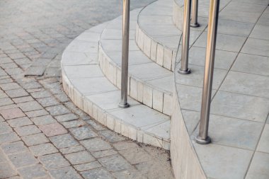 Parktaki yürüyüş yolunda demir kazıklı taşlar. 