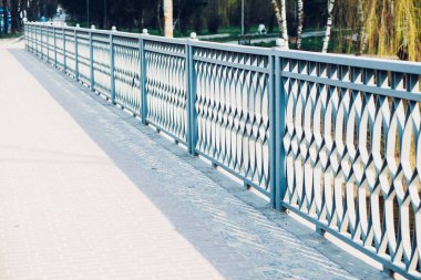 Yol boyunca yansıtıcılar. Bariyer tipi metal yol çitleri. Yol ve trafik güvenliği.