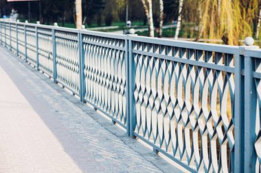 Yol boyunca yansıtıcılar. Bariyer tipi metal yol çitleri. Yol ve trafik güvenliği.