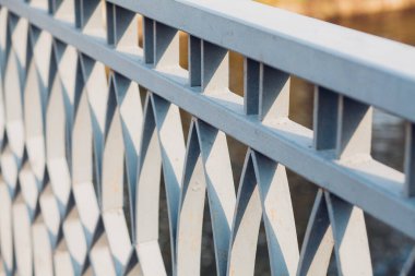 Yol boyunca yansıtıcılar. Bariyer tipi metal yol çitleri. Yol ve trafik güvenliği.