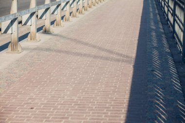 Yol boyunca yansıtıcılar. Bariyer tipi metal yol çitleri. Yol ve trafik güvenliği.