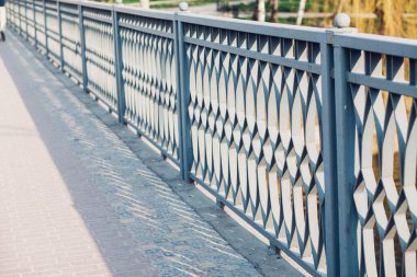 Yol boyunca yansıtıcılar. Bariyer tipi metal yol çitleri. Yol ve trafik güvenliği.