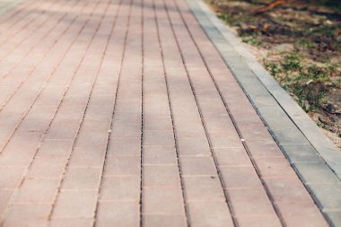 Değişik renklerde taş yontmalar, gündüz vakti yakın çekim. 