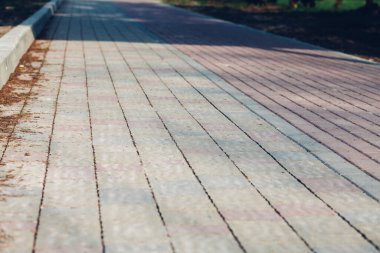 Değişik renklerde taş yontmalar, gündüz vakti yakın çekim. 