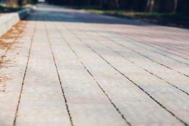 Değişik renklerde taş yontmalar, gündüz vakti yakın çekim. 