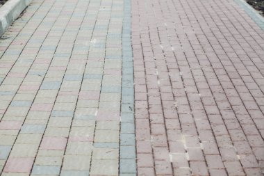 Değişik renklerde taş yontmalar, gündüz vakti yakın çekim. 