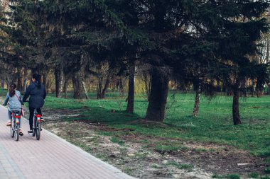 İnsanlar kaldırımda yürüyor, kaldırımda.